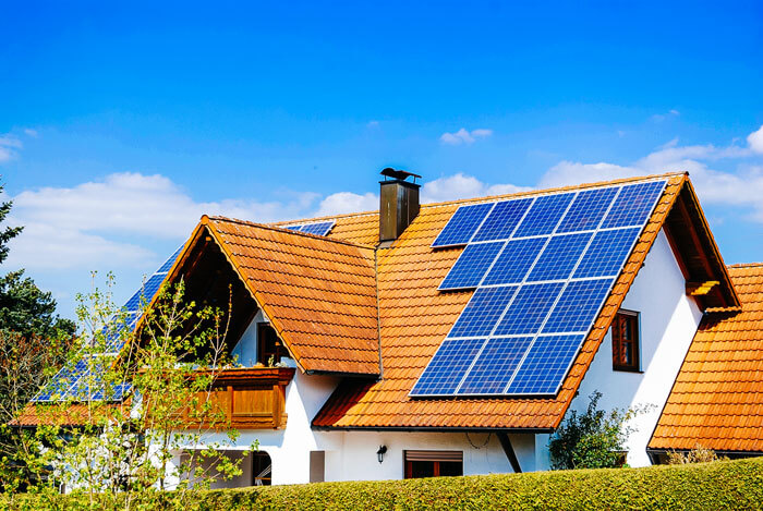 Ein Haus mit Solarzellen auf dem Dach